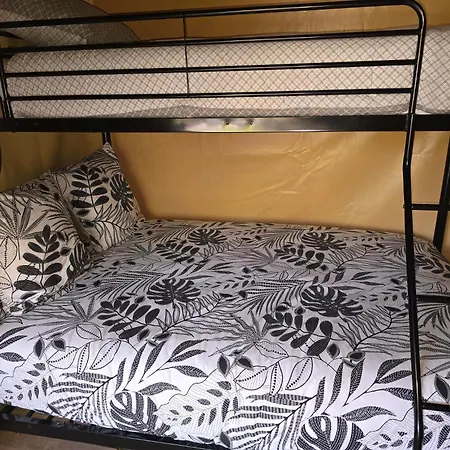 Luxury tent Clos Des Monts Tente Safari Saint-Martin-des-Besaces